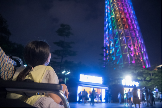 6月13日晚，思莹来到梦中的广州塔脚下，她抬头呆呆地看了许久。